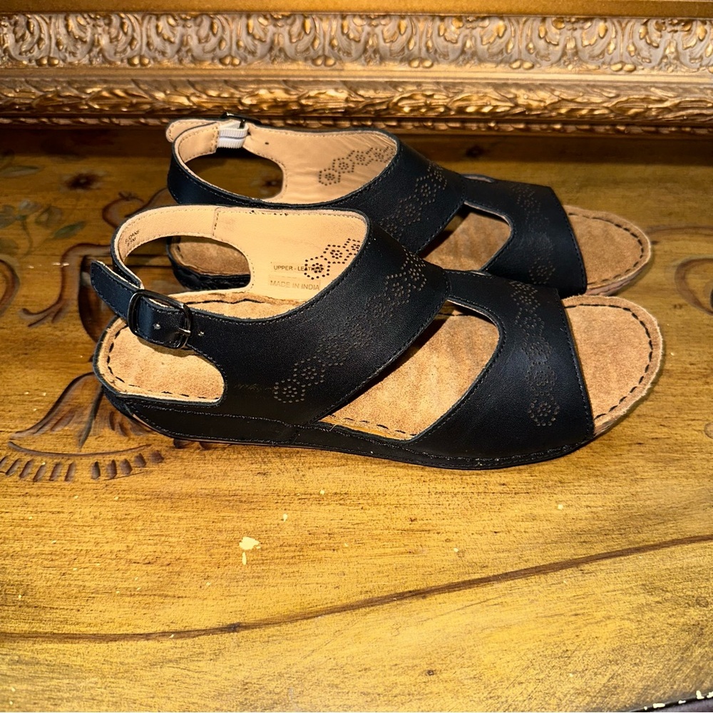 Comfort Wave by Easy Street Sloane Black Leather Sandals Size 7 W NEW IN BOX